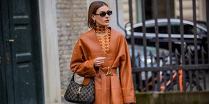 γυναίκα με πανωφόρι και γυαλιά