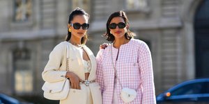 γυναίκες με ταγιέρ και φορέματα 