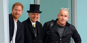 Eφυγε για ΗΠΑ ο πρίγκιπας Χάρι μετά τη συνάντηση με Κάρολο