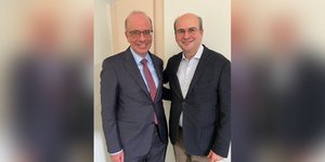 Ο Κωστής Χατζηδάκης με τον καθηγητή χειρουργικής του ΕΚΠΑ Νίκο Αρκαδόπουλο, πρόεδρο της Ιατρικής Σχολής