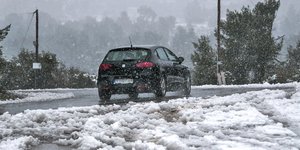 Χιονίζει ξανά στην Αττική