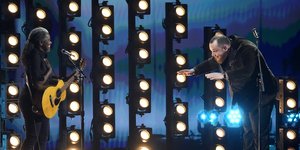 Μάγεψε η Τρέισι Τσάπμαν στην τελετή των βραβείων Grammy