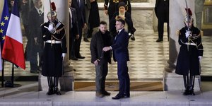 Ο Γάλλος πρόεδρος Εμανουέλ Μακρόν υποδέχεται τον Ουκρανό ομόλογό του, Βολοντίμιρ Ζελένσκι