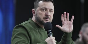 O Βολόντιμιρ Ζελένσκι μιλάει σε ακροατήριο