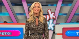 η Ζέτα Μακρυπούλια με φλοράλ φόρεμα