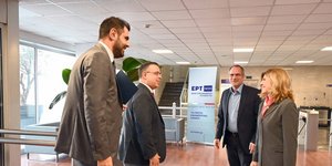 Ο Παύλος Μαρινάκης με τον Κ. Ζούλα σε επίσκεψη στην ΕΡΤ