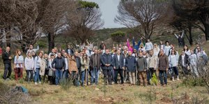 150 άνθρωποι της Παπαστράτος φύτευσαν τα πρώτα 800 δέντρα στην έναρξη της Β΄φάσης του µεγάλου Προγράµµατος Αναδάσωσης