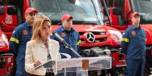 Η Πρόεδρος της Ένωσης Ελλήνων Εφοπλιστών και της ΣΥΝ-ΕΝΩΣΙΣ, Μελίνα Τραυλού κατά τη διάρκεια της ομιλίας του στην ειδική τελετή παραλαβής των 5 πυροσβεστικών οχημάτων ειδικού τύπου από την δωρεά της ΕΕΕ στο Πυροσβεστικό Σώμα