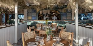 Εστιατόριο παραλία Γλυφάδας τραπέζια κουζίνα