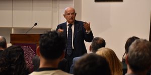 O Louis Godart κατά την ομιλία του
