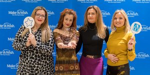 Στιγμιότυπο από τη «Βραδιά του Ευχαριστώ» του «Κάνε-Μια-Ευχή Ελλάδος», όπου εκπρόσωποι της ΑΒ Βασιλόπουλος έχουν παραλάβει το αναμνηστικό «Ευχαριστώ», φιλοτεχνημένο από παιδί ευχής του Oργανισμού