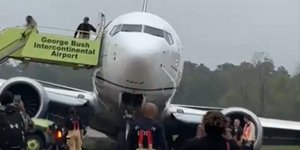 Αεροπλάνο Boeing 737 βγήκε από τον διάδρομο προσγείωσης στο αεροδρόμιο του Χιούστον