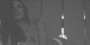 Η Αλεσάντρα Αμπρόζιο σε ασπρόμαυρο φόντο στο Παρίσι