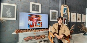 Ο Αλέξανδρος, ένας 27χρονος νέος με σύνδρομο Down, παρουσιάζει την πρώτη του έκθεση έργων τέχνης