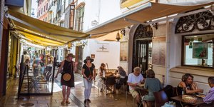 Νόμο για έξτρα χρέωση εάν καθίσεις σε τραπέζι υπό σκιά εισήγαγε η Ανδαλουσία στην Ισπανία