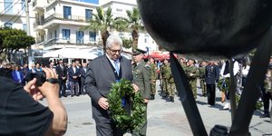 Ο ΓΓ του ΥΠΕΘΑ, Αντώνης Οικονόμου, καταθέτει στεφάνι