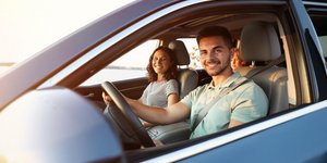 Επιβάτες σε καμπίνα αυτοκινήτου 