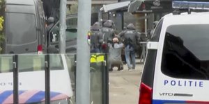 Ανδρας με εκρηκτικά κρατά ομήρους σε καφετέρια στην πόλη Εντε στην Ολλανδία