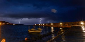 Αστραπές στη θάλασσα νύχτα