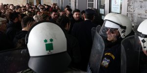 αστυνομικοι με κράνη  