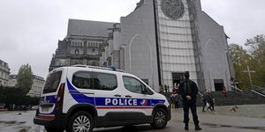 Αστυνομικός έξω από ναό στη Γαλλία