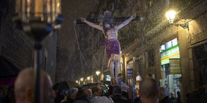 Λιτανεία υπό βροχή στους δρόμους της Βαρκελώνης