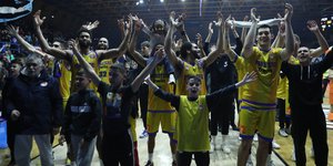 Οι παίκτες του Περιστερίου πανηγυρίζουν