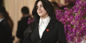 Γιατί οι σταρ φορούσαν κόκκινο κουμπί στο πέτο