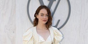Η Έμμα Στόουν στο σόου του Louis Vuitton στο Παρίσι