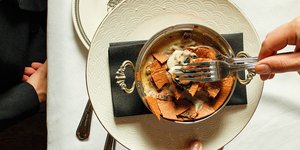  πίτα βοσκού πιάτο εστιατόριο τραπέζι χέρια