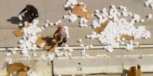 Αστυνομικοί απομακρύνουν τα ρολά χαρτιού υγείας από αυτοκινητόδρομο στην Καλιφόρνια