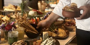 σεφ φτιαχνει τραπέζι 