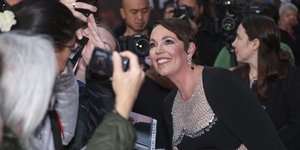 Ολίβια Κόλμαν ποζαρει χαμογελαστη