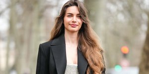 Τα κοντά πανωφόρια επιστρέφουν με πιο cool τρόπο -Ετσι θα τα συνδυάσετε σωστά, σύμφωνα με fashion expert