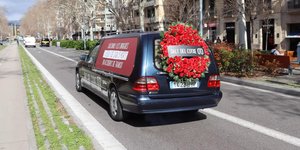 Η διαφήμιση που σοκάρει - Έβγαλαν μια νεκροφόρα στους δρόμους
