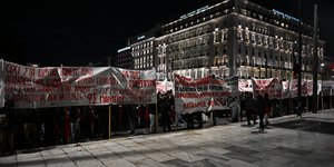 Διαμαρτυρία έξω από τη Βουλή για τα μη κρατικά πανεπιστήμια