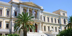 Το δημαρχείο της Ερμούπολης στη Σύρο, ένα από τα δεκάδες κτίρια που σχεδίασε ο Ερνέστο Τσί΄λλερ