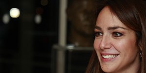 Η Δόμνα Μιχαηλίδου χαμογελάει