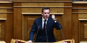 Ο Παναγιώτης Δουδωνής στο βήμα της Βουλής