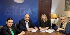 Η στιγμή των υπογραφών του μνημονίου συνεργασίας / Φωτογραφία Υπουργείο Εργασίας