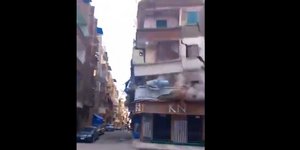 Συγκλονιστικό βίντεο: Η στιγμή που καταρρέει πολυκατοικία στην Αλεξάνδρεια της Αιγύπτου - Τέσσερις νεκροί