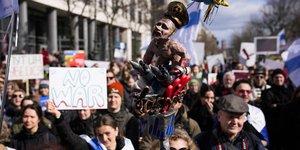 Διαδήλωση κατά του Πούτιν έξω από την πρεσβεία της Ρωσίας και εκλογικό κέντρο στο Βερολίνο