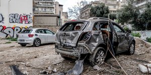 Κατεστραμμένο αυτοκίνητο από έκρηξη στον Πειραιά