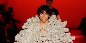 Elias Becker: Ποιο είναι το 24χρονο μοντέλο με το τεράστιο παλτό - όλο αρκουδάκια- που μαγνήτισε τα βλέμματα στην εβδομάδα μόδας στο Παρίσι