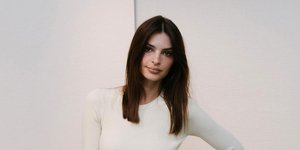 Η Έμιλι Ρατακόφσκι με λευκό φόρεμα 