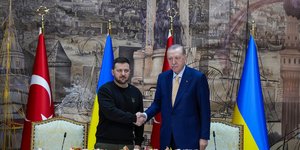 Ο Ουκρανός πρόεδρος Βολοντίμιρ Ζελένσκι και ο πρόεδρος της Τουρκίας Ρετζέπ Ταγίπ Ερντογάν