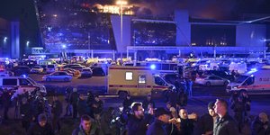 Κόσμος έξω από το συναυλιακό μέγαρο στη Μόσχα