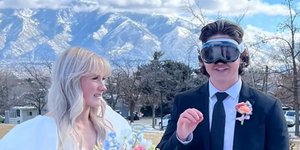 Γαμπρός φόρεσε τα Apple Vision Pro την ημέρα του γάμου του