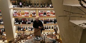 Κώστας Γιάντσιος πισω ραφια με κρασια 