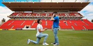 Ο πρώτος ανοιχτά γκέι ποδοσφαιριστής έκανε πρόταση γάμου στον σύντροφό του